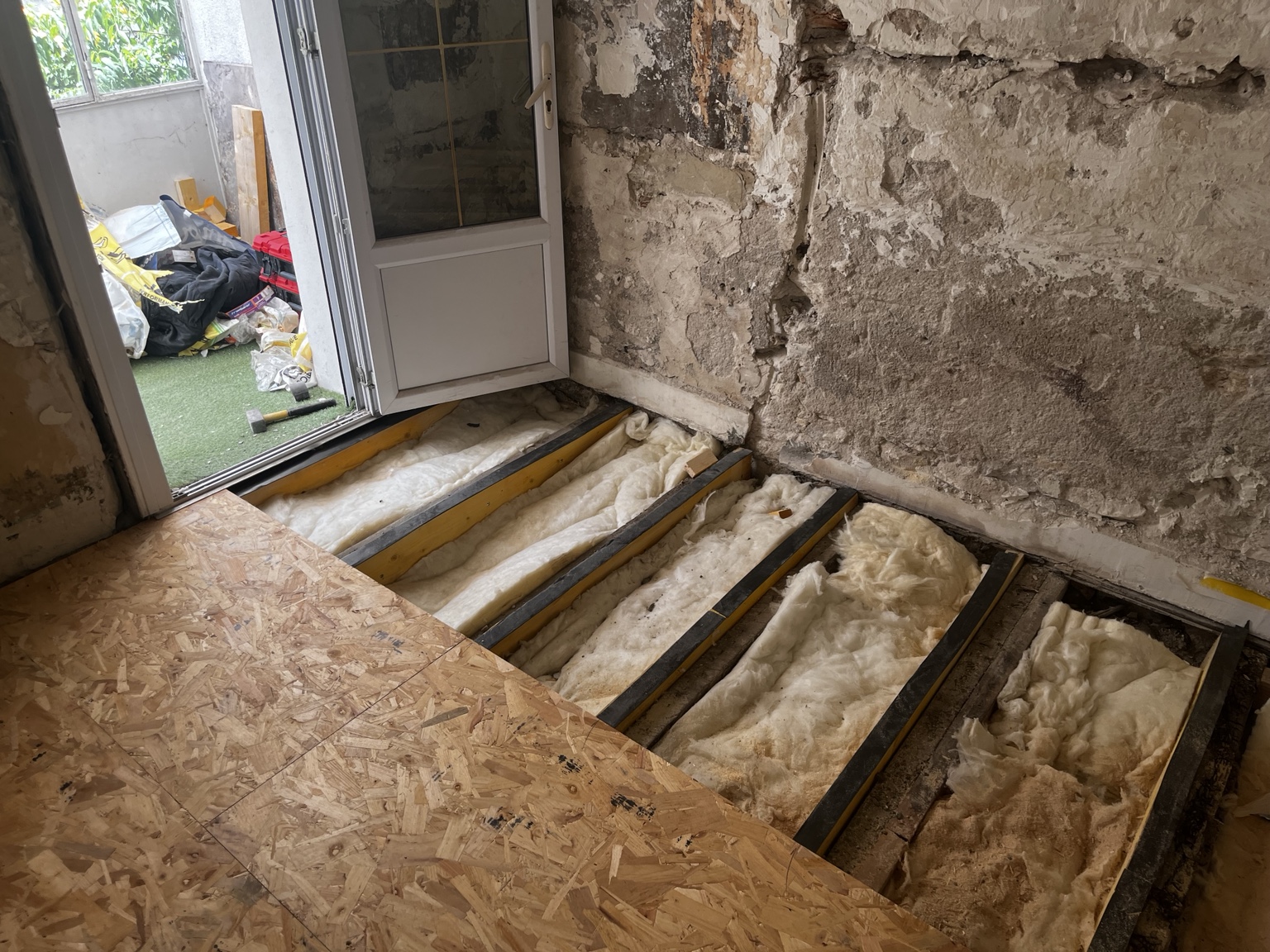 Isolation entre les solives et pose du plancher OSB en cours