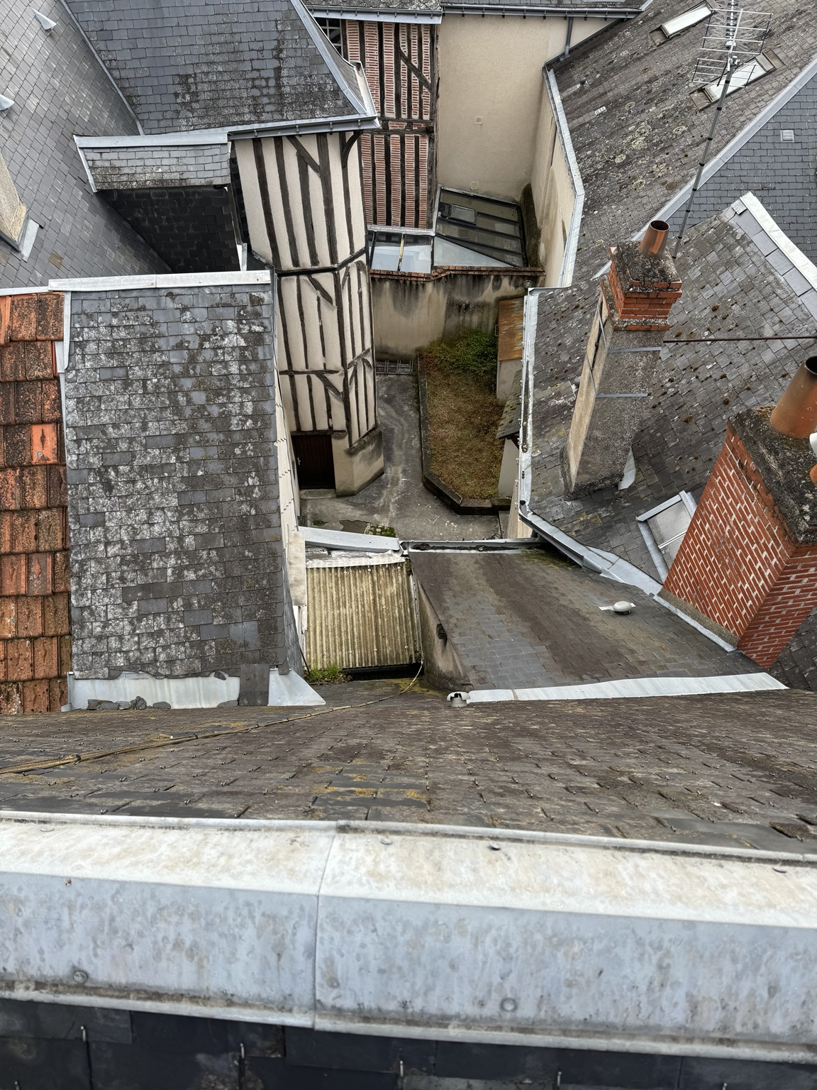 Vue des couvertures existantes avant la réfection de toiture