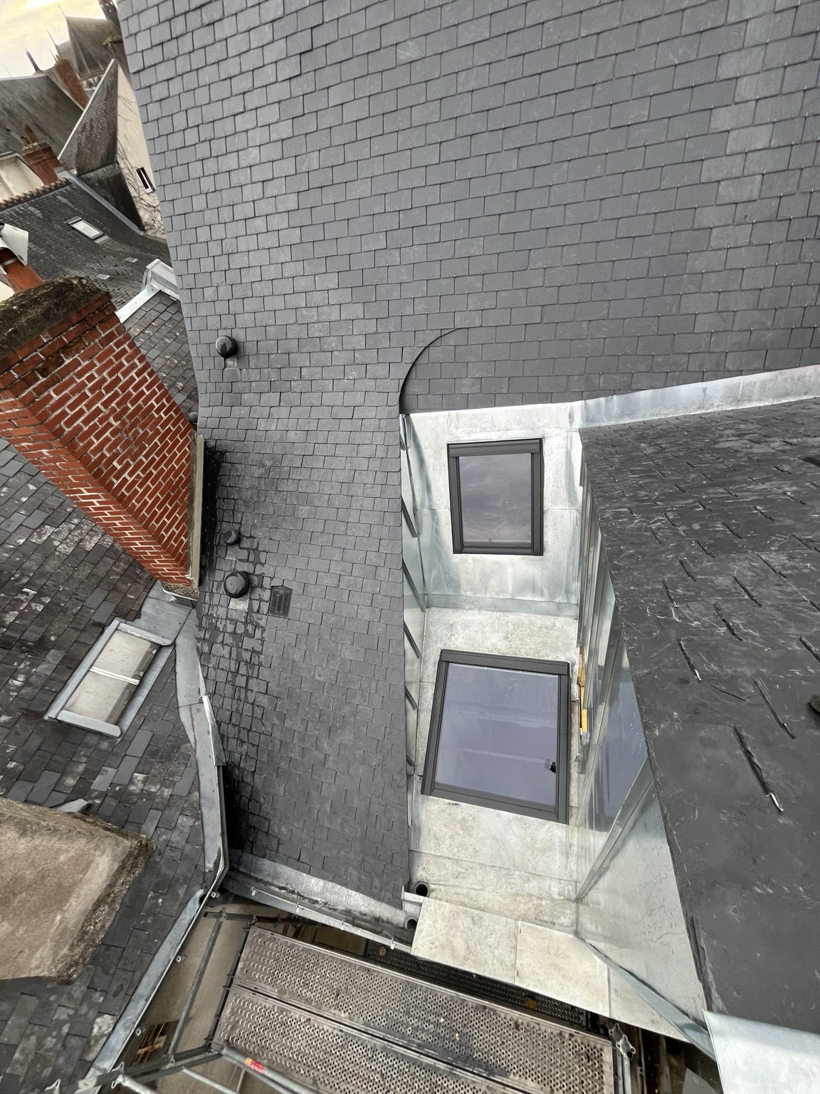 Fenêtres de toit Velux et ouvrages de zinguerie dans la toiture rénovée